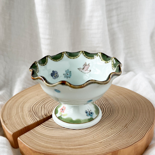 染付けの高台付き皿 古染め付け獣足3本付木葉形状高台皿