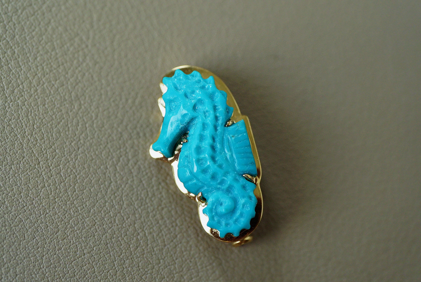 「海馬」K18ゴールド　ナチュラルターコイズ　12月の誕生石　アリゾナトルコ石  ブローチ　ペンダント  2way