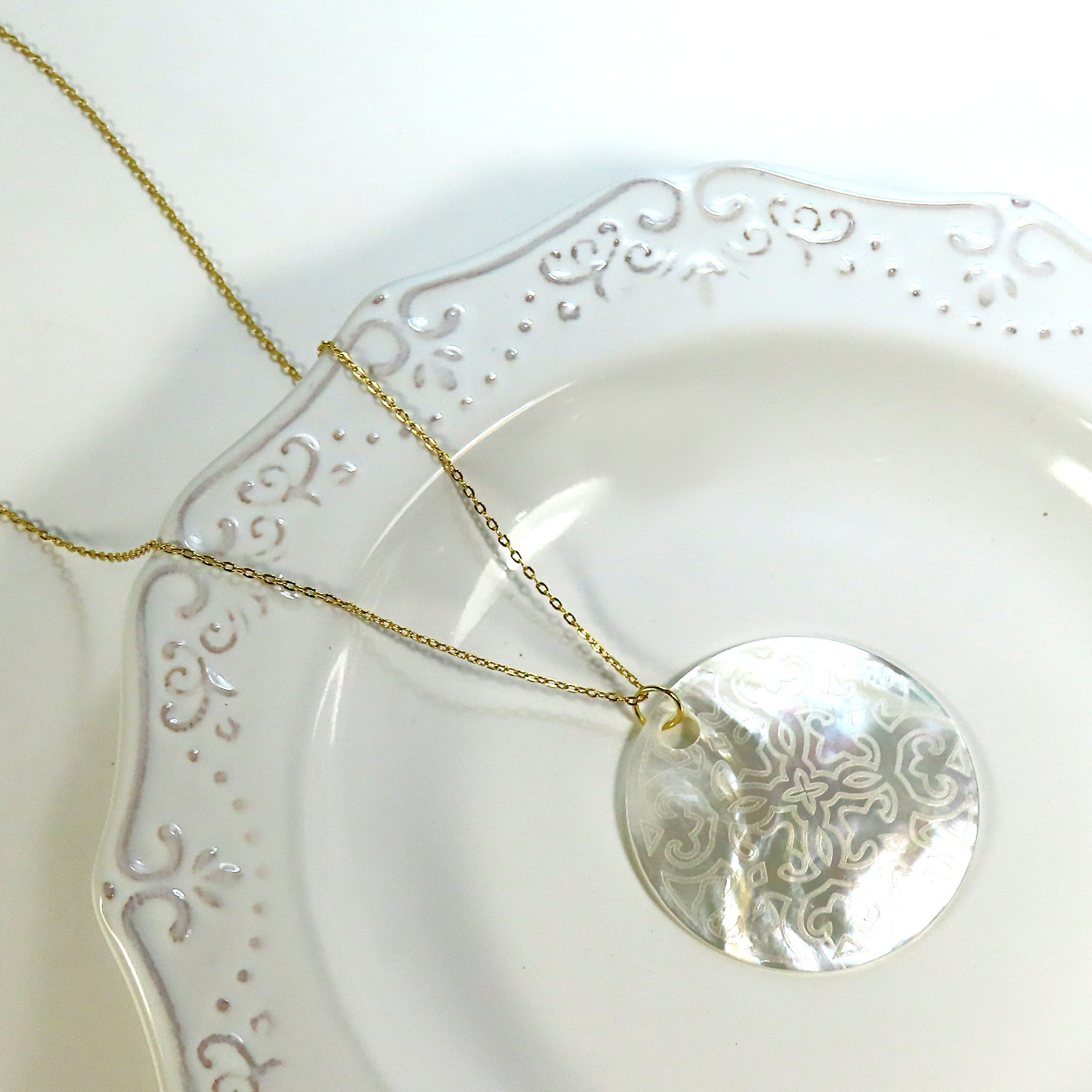 マザーオブパール ホワイトシェル 40mm 彫刻 真珠母貝 イエロゴールド YG 金属アレルギー ステンレス ネックレス