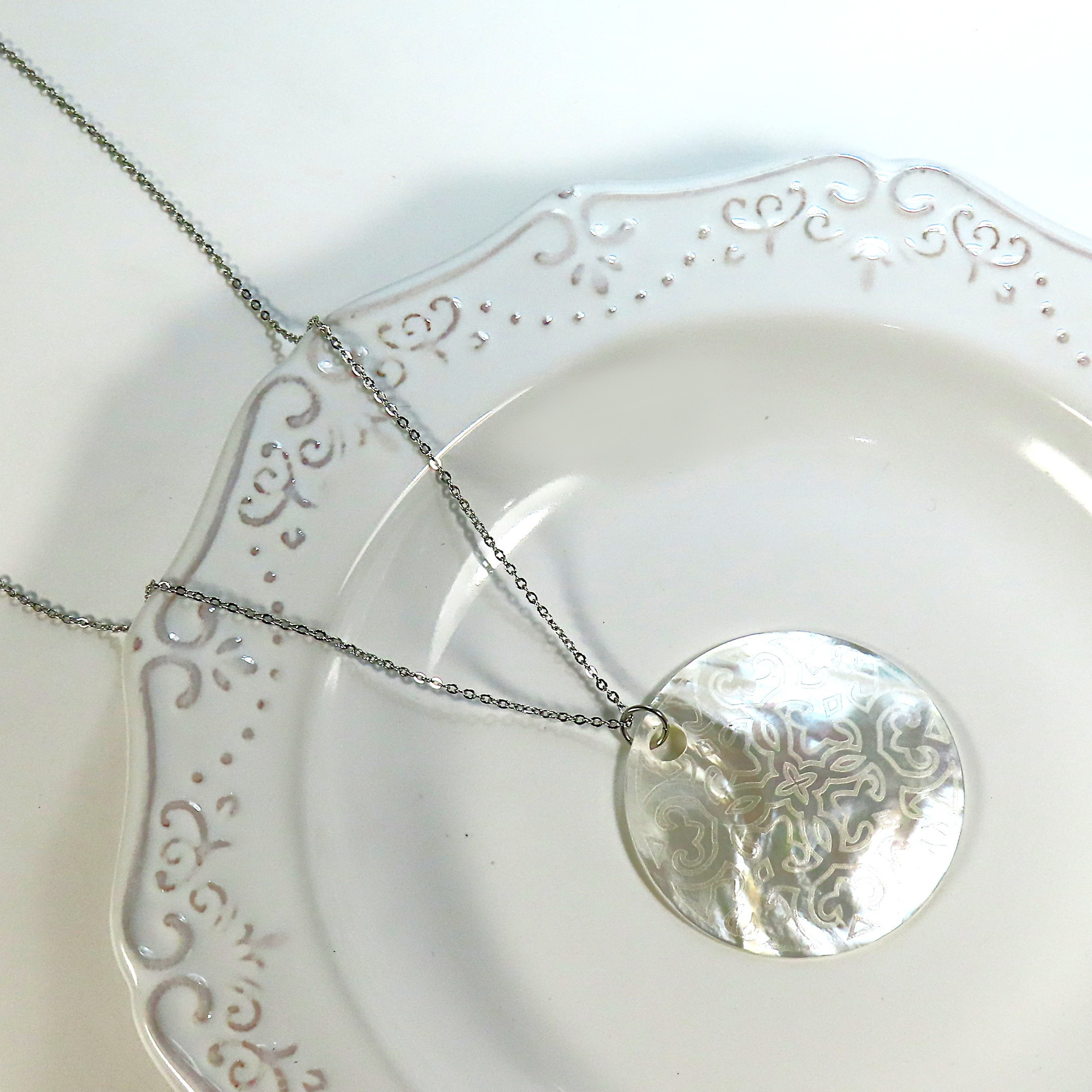 マザーオブパール ホワイトシェル 40mm 彫刻 真珠母貝 金属アレルギー ステンレス ネックレス  小豆チェーン