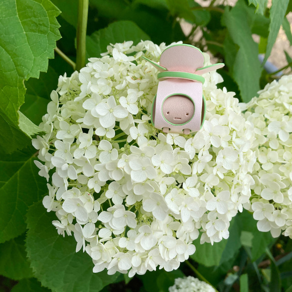 花にまぎれる革のミニオブジェ【moka / もか】（ベージュピンク×ベージュ×ミントグリーン）#紫陽花 6枚目の画像