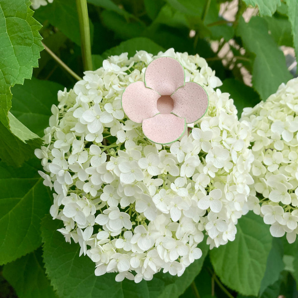 花にまぎれる革のミニオブジェ【moka / もか】（ベージュピンク×ベージュ×ミントグリーン）#紫陽花 5枚目の画像