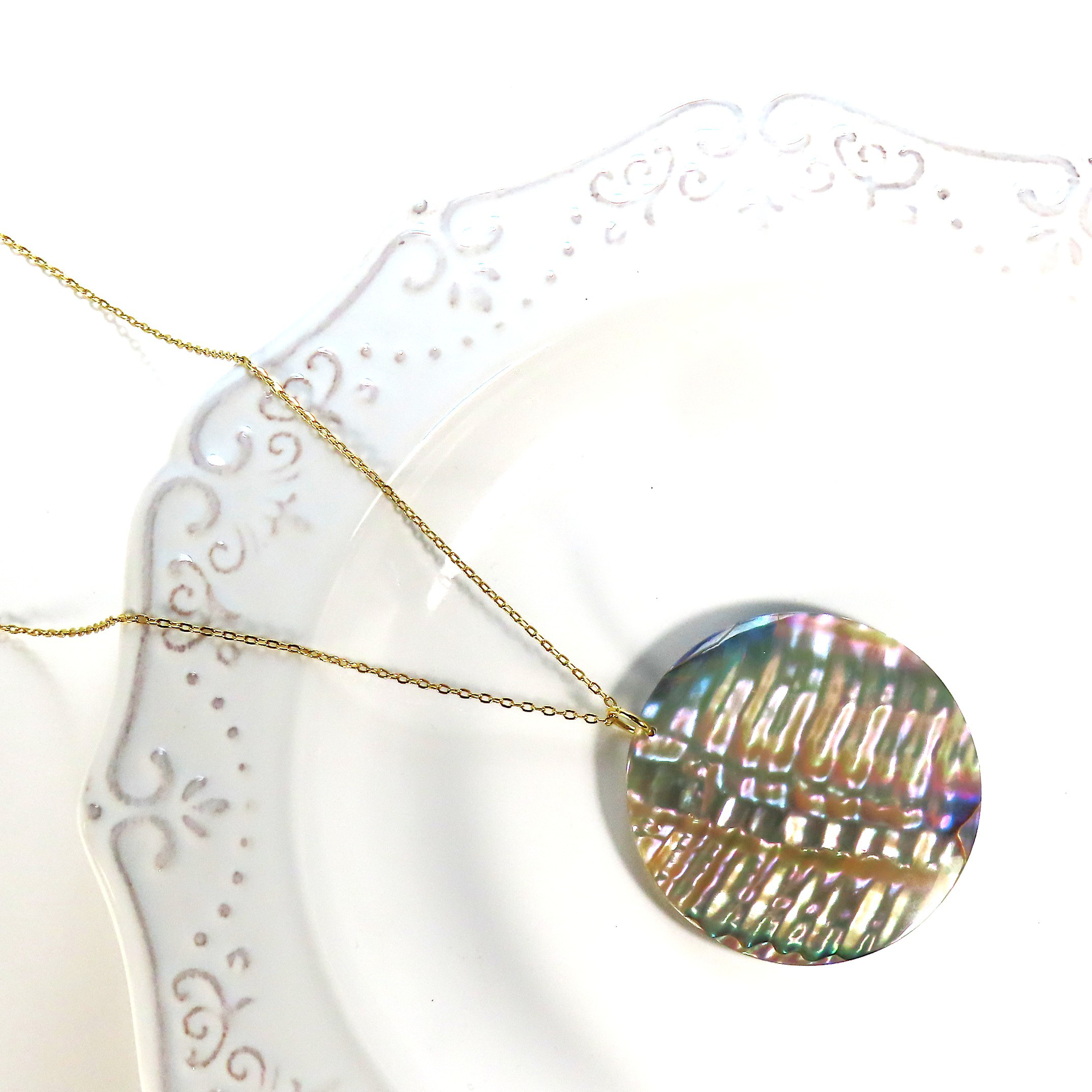 アバロンシェル 40mm 彫刻入り 真珠母貝 イエローゴールド YG 金属アレルギー対応 ステンレス ネックレス 彼女