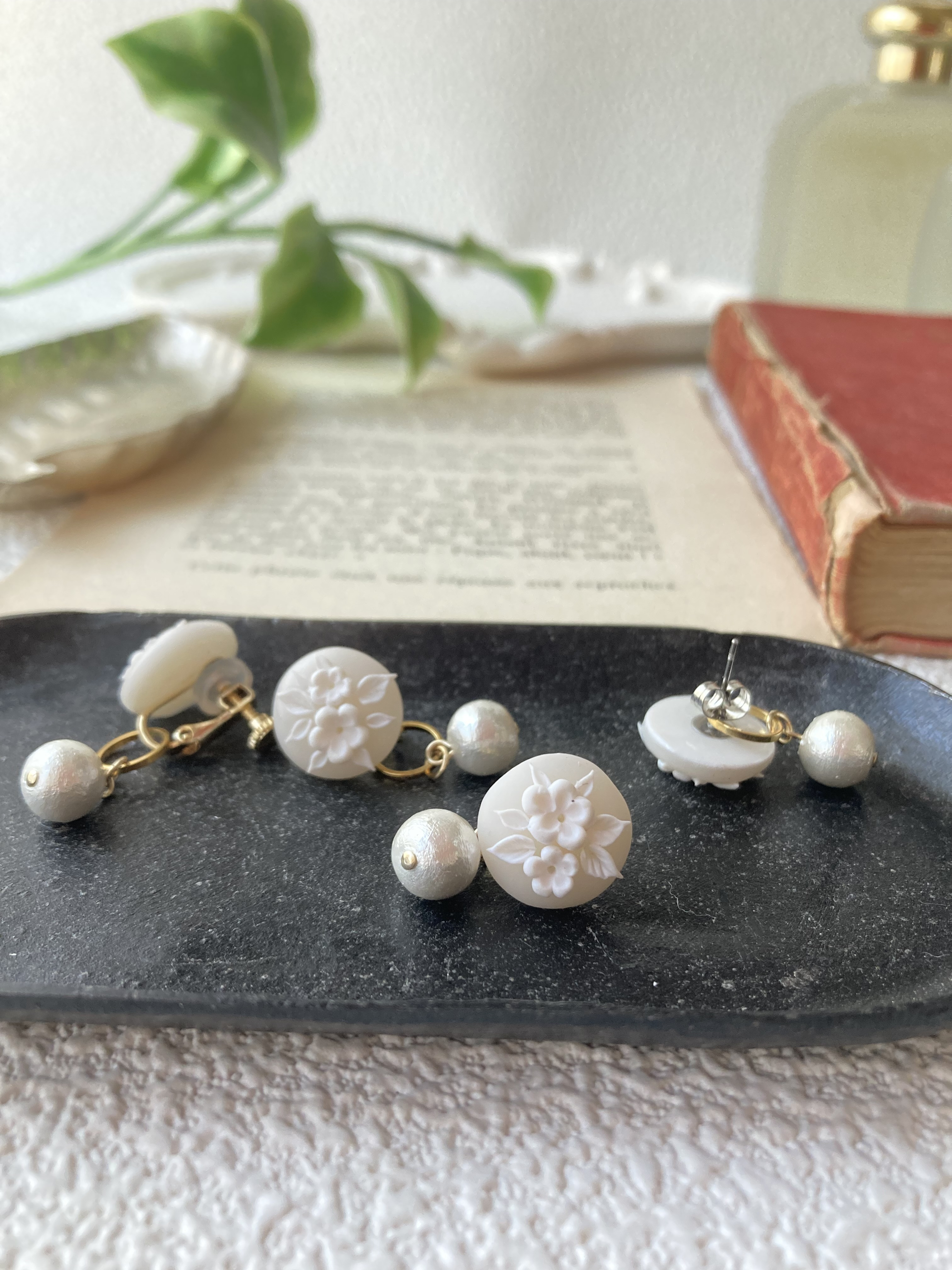 2wayイヤリング　シュガーホワイト　小粒レリーフ