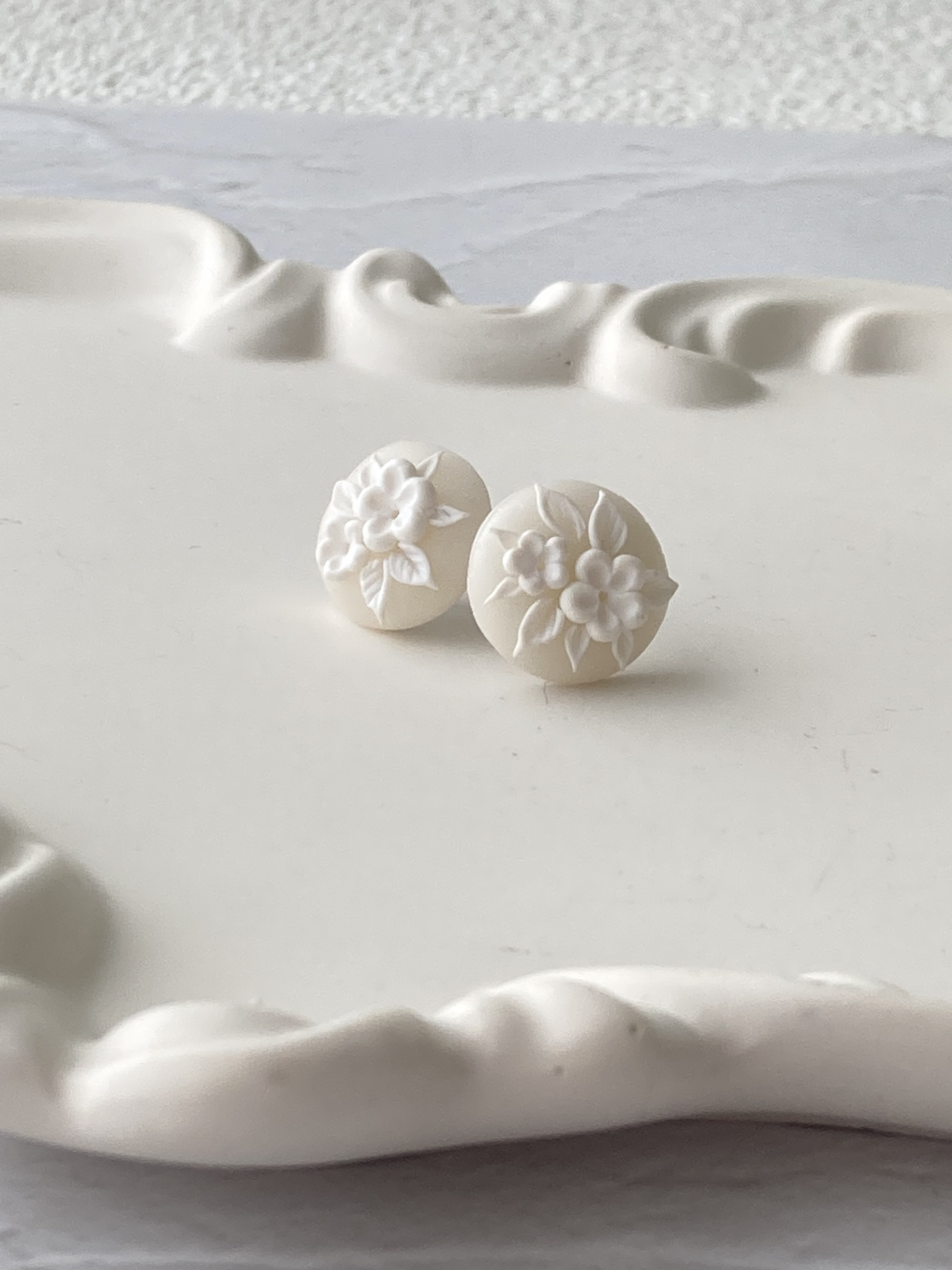2wayイヤリング　シュガーホワイト　小粒レリーフ