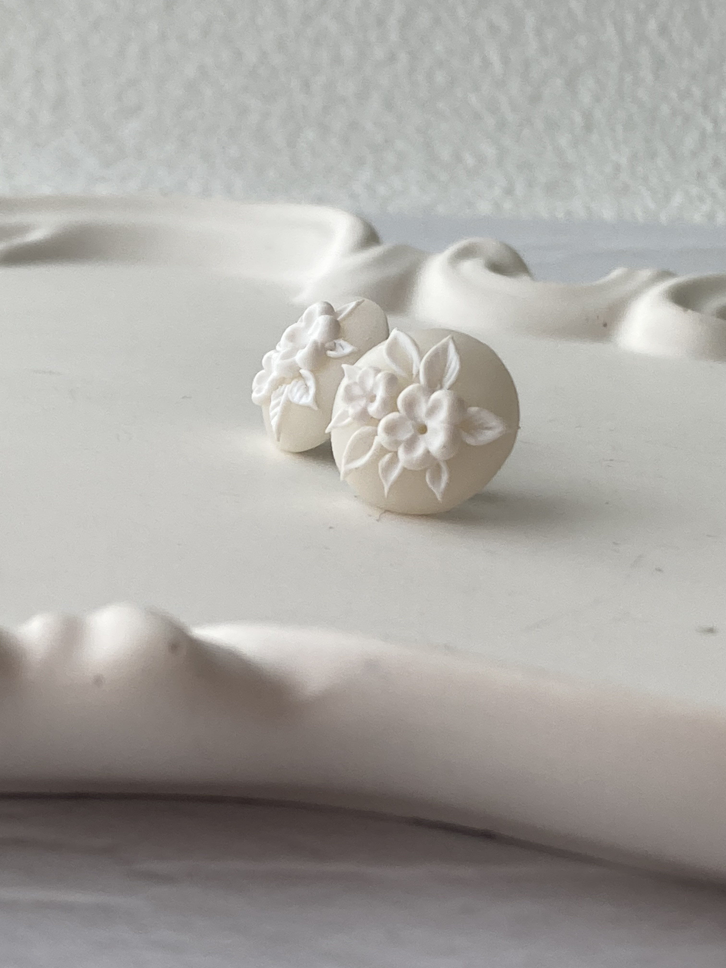 2wayイヤリング　シュガーホワイト　小粒レリーフ