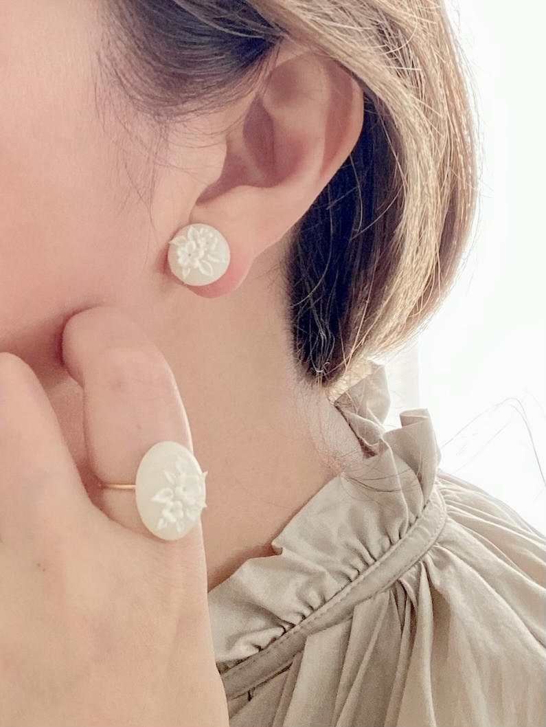 2wayイヤリング　シュガーホワイト　小粒レリーフ