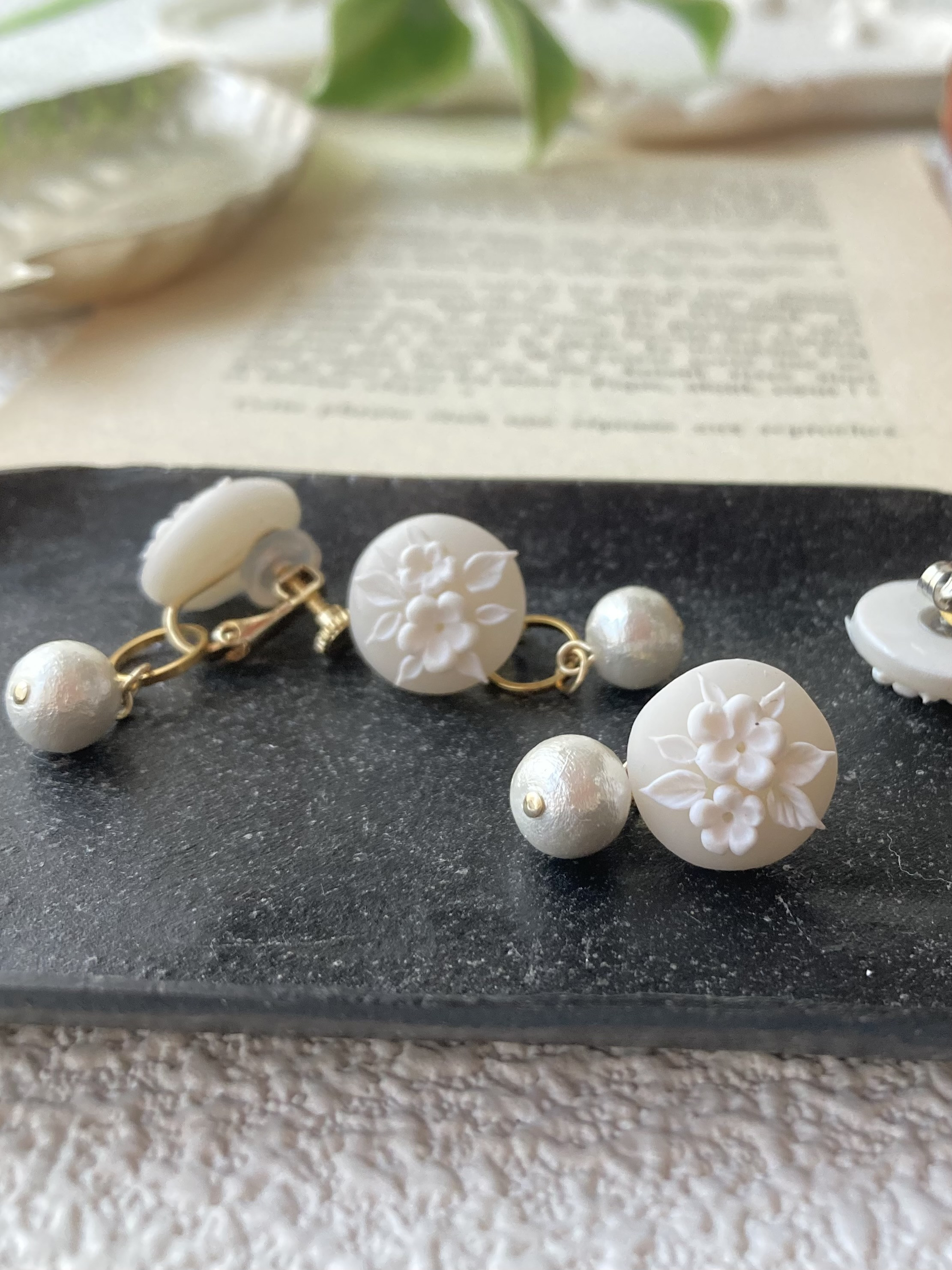 2wayイヤリング　シュガーホワイト　小粒レリーフ