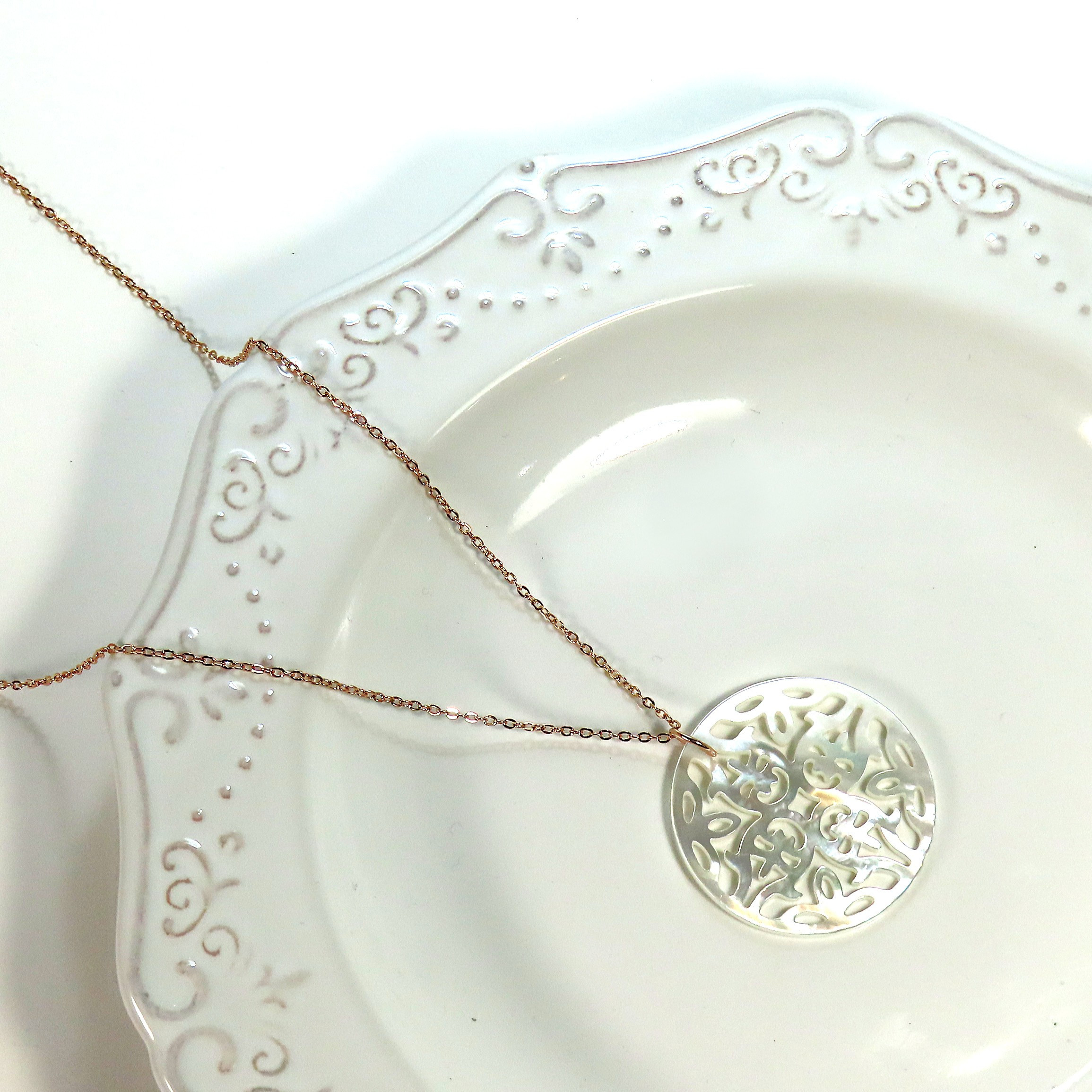 マザーオブパール ホワイトシェル 30mm 透かし彫り ゴシック系 真珠母貝 ピンクゴールド PG 金属アレルギー対応