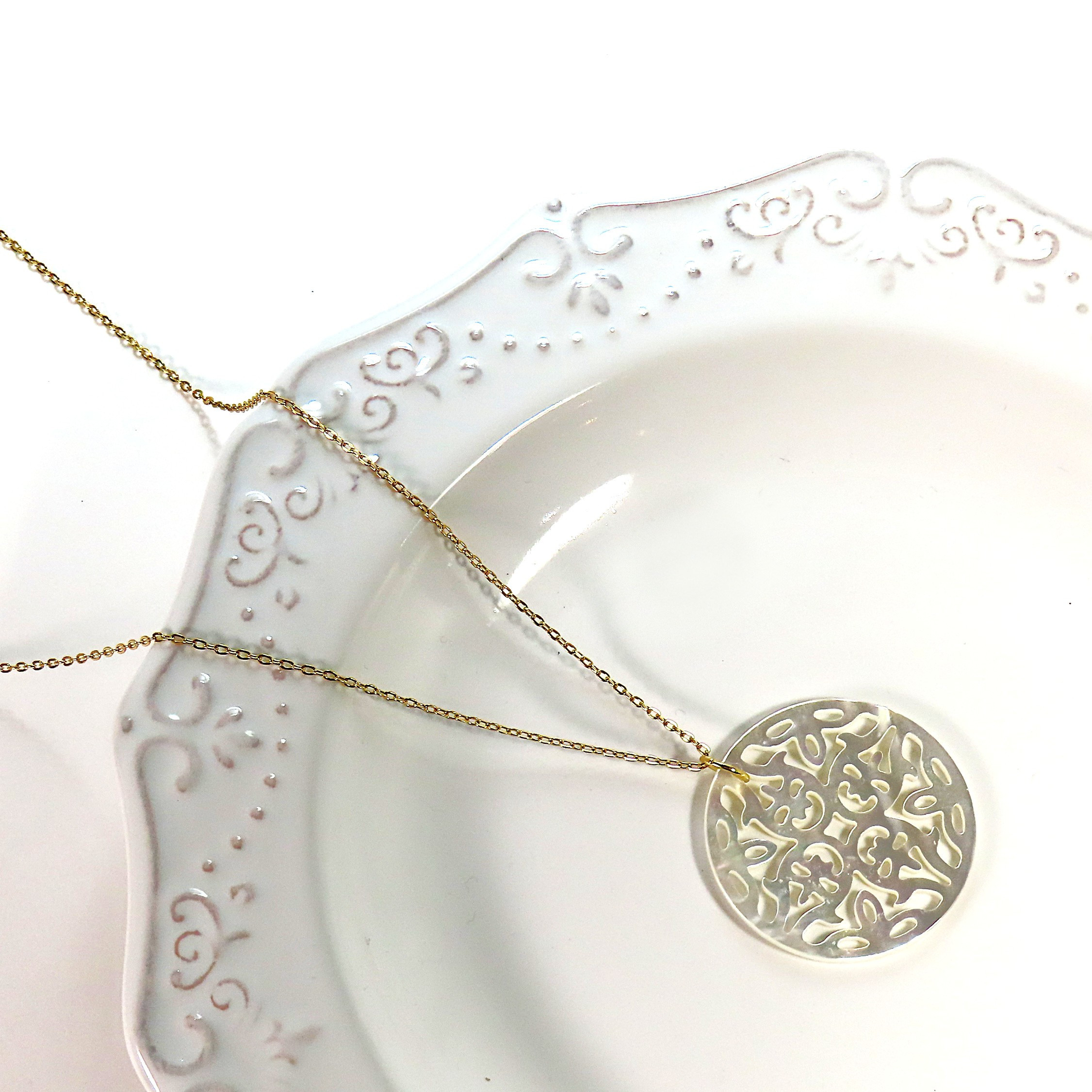 マザーオブパール ホワイトシェル 30mm 透かし彫り ゴシック系 真珠母貝 イエローゴールド YG 金属アレルギー対応