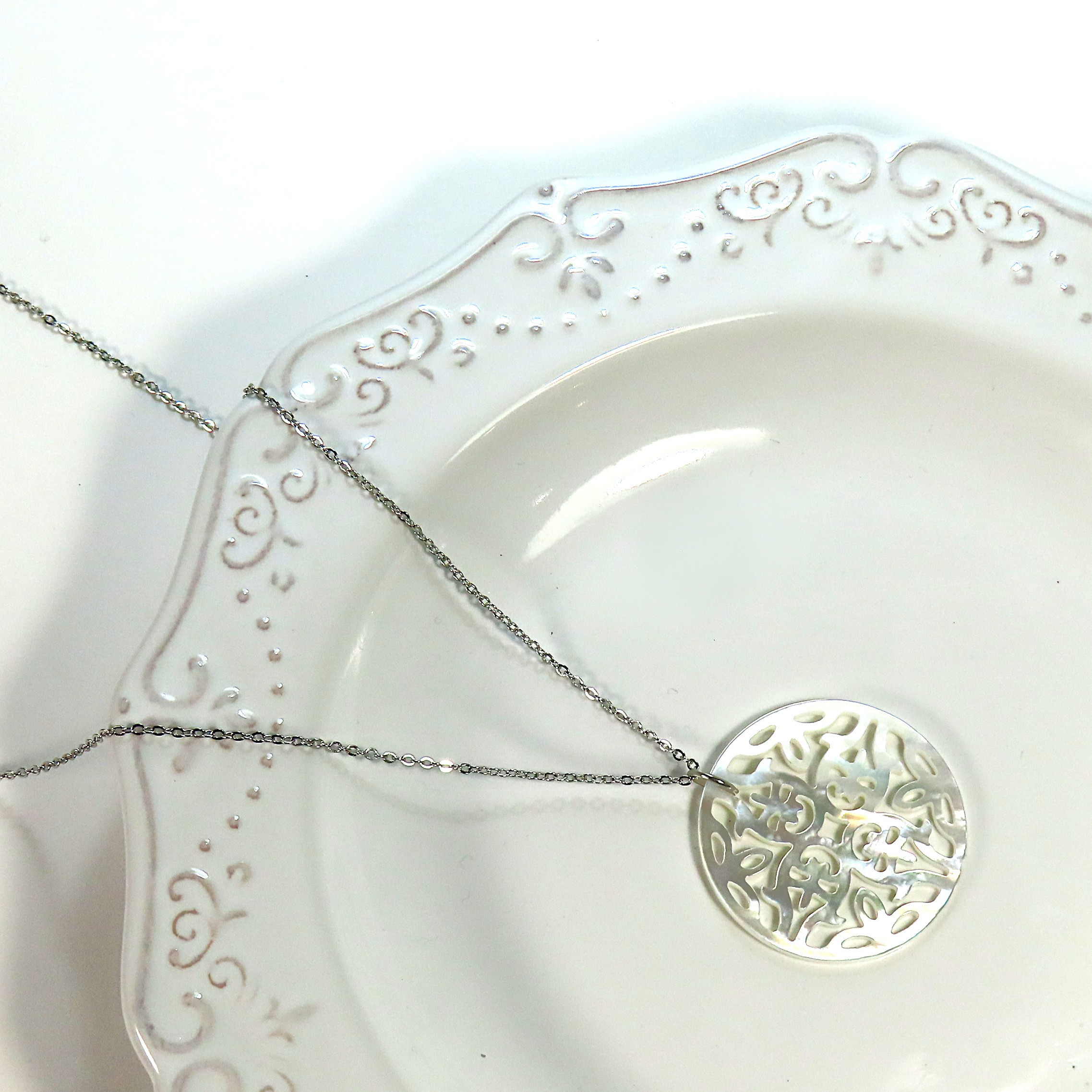 マザーオブパール ホワイトシェル 30mm 透かし彫り ゴシック系 真珠母貝 金属アレルギー対応 レディース 彼女 女性