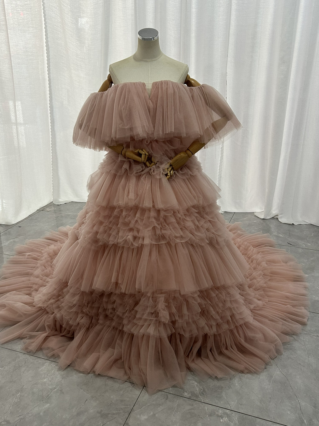 韓国風もこもこチュールドレス　ピンクカラードレス　フリルオフショルダー　お色直し　ふわふわ　ボリューム