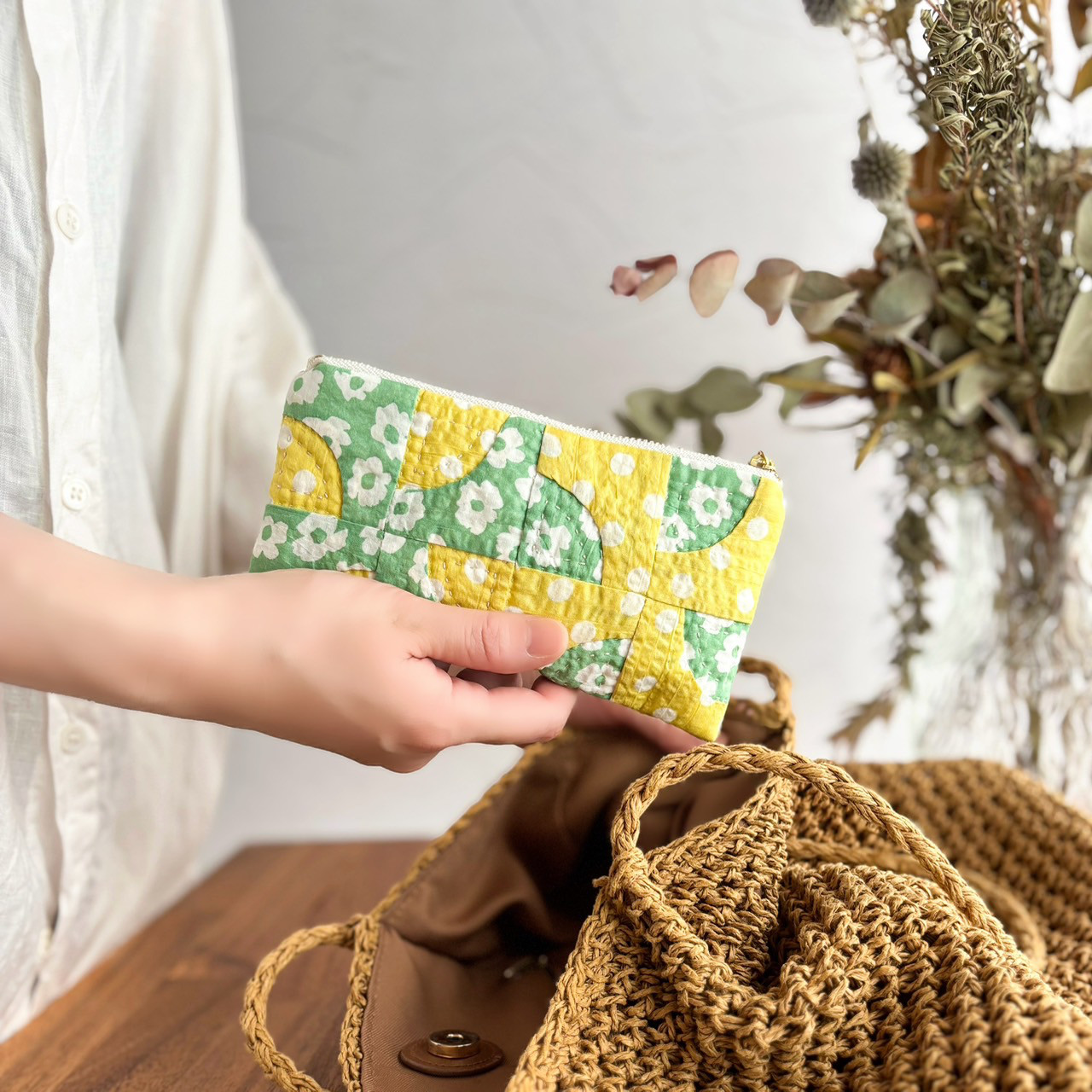 〔すっきりマチなし〕手縫いキルトのやわらかポーチ＊夏の唄【S】