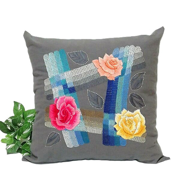 「バラで遊ぶ」刺繍のクッションカバー