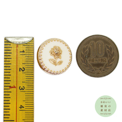 20.5mm ゴールドの縁どりの一輪のバラの丸い飾りボタンM（ホワイトエナメル）2個セット #BU-0013 4枚目の画像