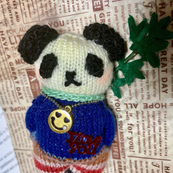 ちびくま工房　グーグリーちゃんの手のひらサイズのお針箱　赤糸刺繍のカルトナージュ カワイイ！かぎ針編み 刺しゅう糸で編む ちいさなキューピー人形