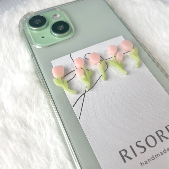 チューリップのスマホケース（真ん中）【iPhone全機種対応】レジン iPhone16 iPhone15 クリアケース 2枚目の画像