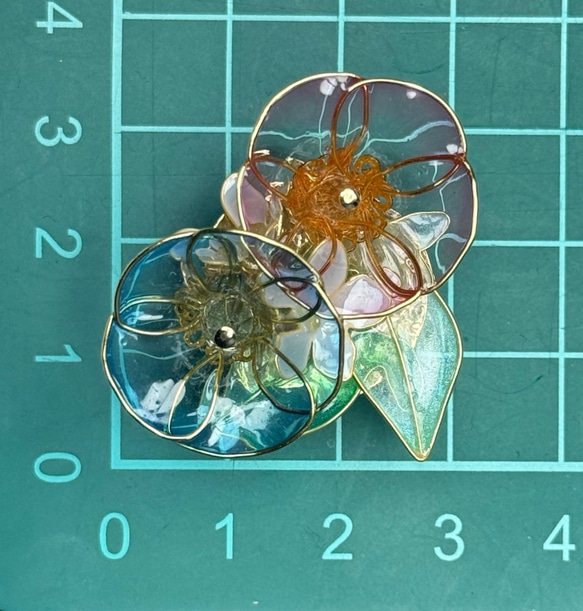 【ガラスビーズ・キュービックジルコニア使用】2色の朝顔と夏の小花の帯留 8枚目の画像