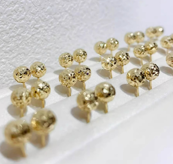 ★★18K★★（両耳）煌めく幸運のきらめき！K18YGカットボールピアス直径5mm中空両耳セットK18キャッチ付き贈り物 4枚目の画像