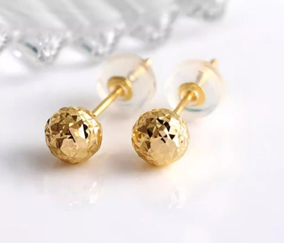 ★★18K★★（両耳）煌めく幸運のきらめき！K18YGカットボールピアス直径5mm中空両耳セットK18キャッチ付き贈り物 2枚目の画像