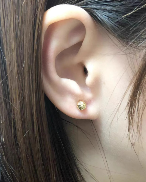 ★★18K★★（両耳）煌めく幸運のきらめき！K18YGカットボールピアス直径5mm中空両耳セットK18キャッチ付き贈り物 9枚目の画像