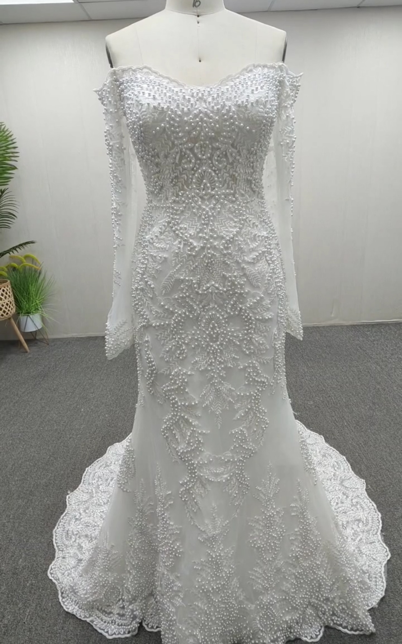 上質　オフショルダー　たっぷりなパール　優雅なレース　取り外し可能オーバースカート　キラキラ　おしゃれ目立つ　ブライダル