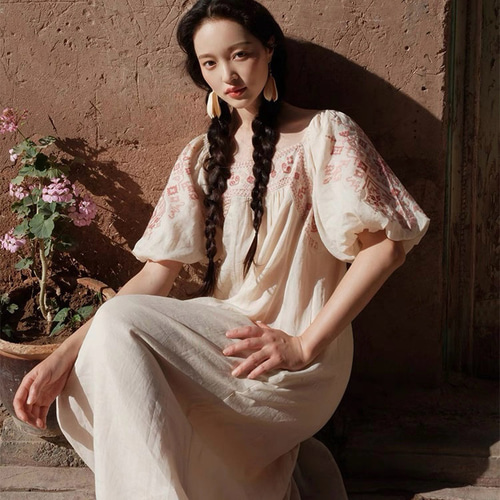 幸せを呼ぶ刺繍付きドレスワンピース ふんわりシルエット