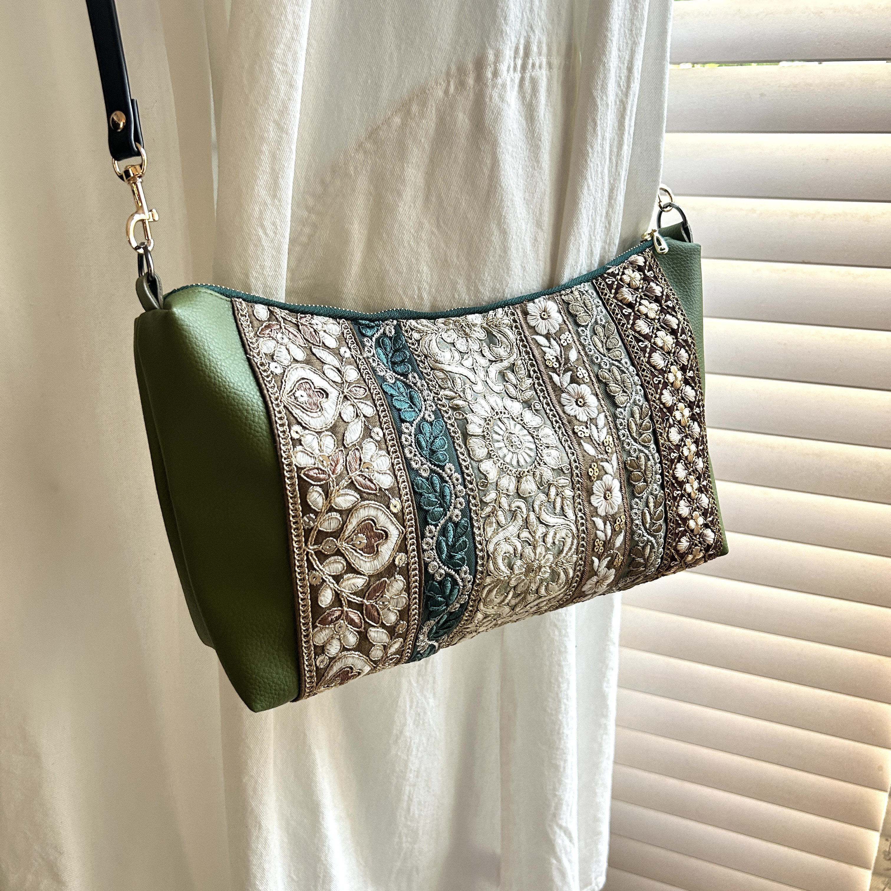 Stella　横長ショルダーバッグ　インド刺繍なみなみフラワーブラック Stella 横長ショルダーバッグ インド刺繍なみなみフラワー