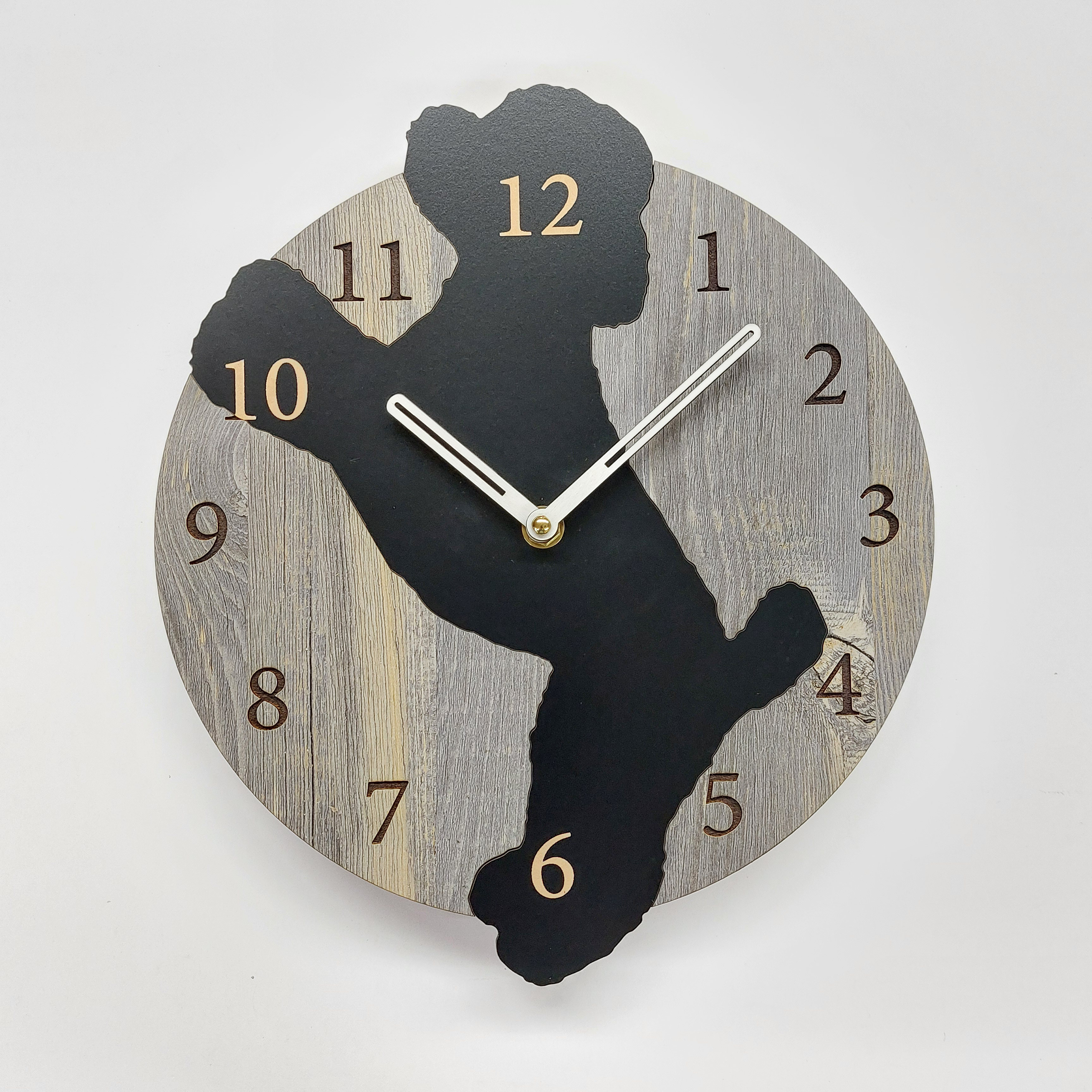 期間限定値下げ3000円引【名前入れ】はみ出し立ちワンちゃん壁掛け時計 トイプードル　黒　　静音壁掛け時計