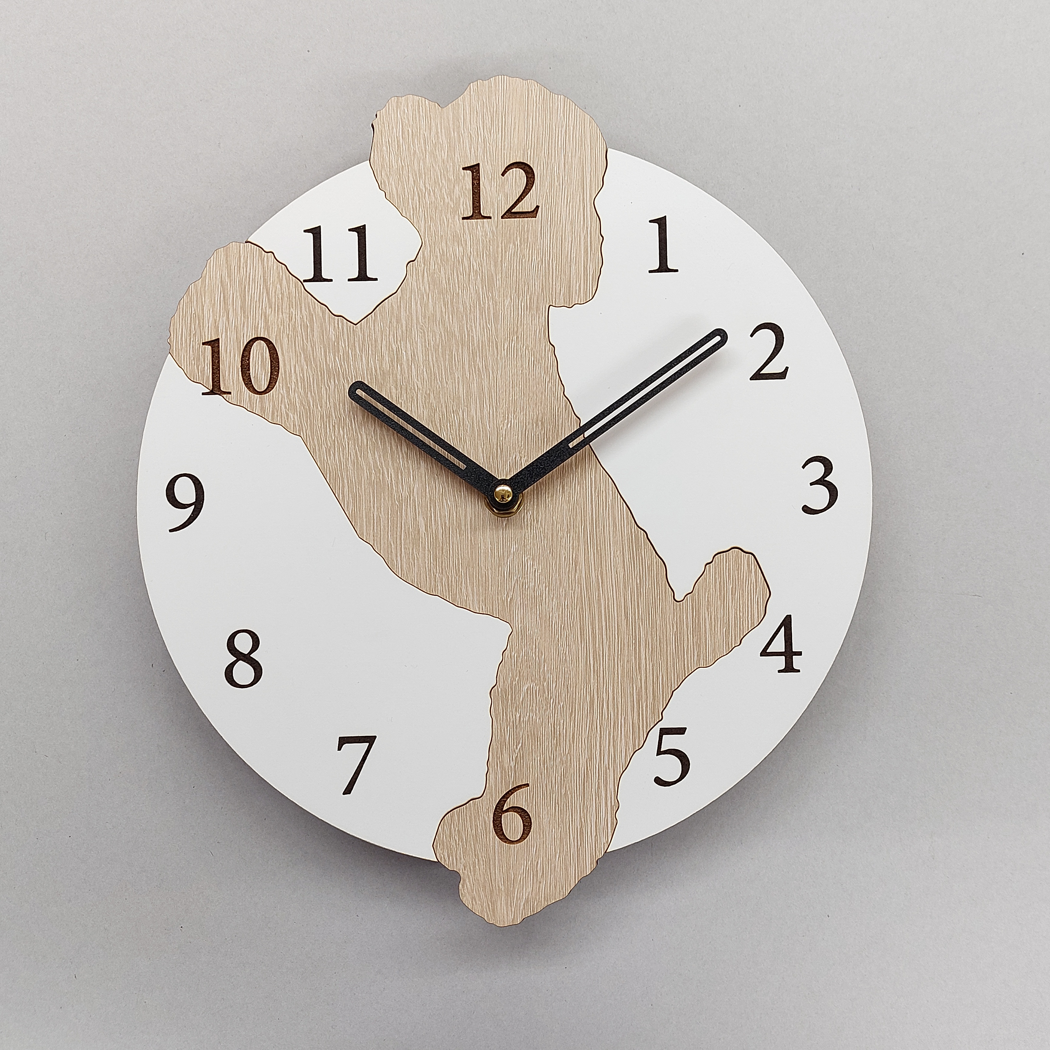 期間限定値下げ3000円引【名前入れ】はみ出し立ちワンちゃん壁掛け時計 トイプードル　ベージュ　　静音壁掛け時計