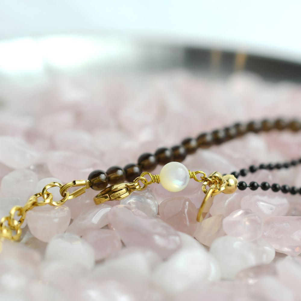 刻印OK【芯の強い自分に☆】スモーキークォーツ×ホワイトシェル　ブレスレット エレガントカジュアル 天然石 個性的 上品