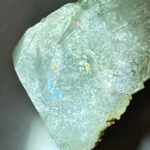 天使の水晶✨　レインボー　グリーンアポフィライト　原石　ラフストーン　魚眼石 天使の水晶✨ レインボー グリーンアポフィライト 原石 ラフ