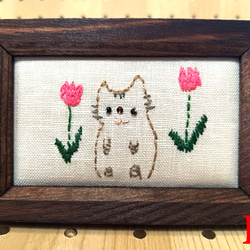 にゃんことチューリップ　刺繍フレーム 1枚目の画像