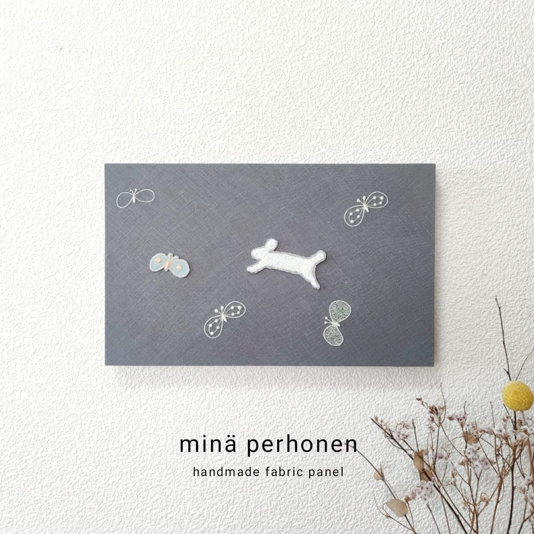 ミナペルホネン　ファブリックパネル　インテリア　グレー　チョウチョ　蝶　ランランラン　ウサギ　プレゼント　シンプル　刺繍