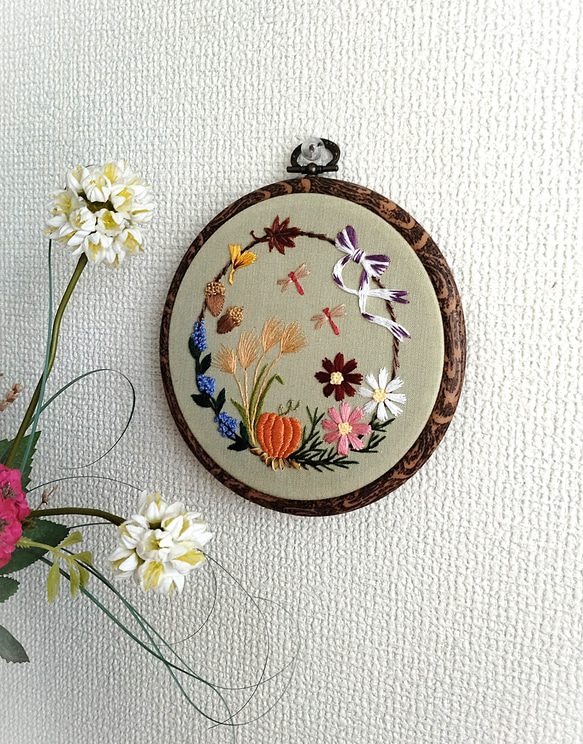 刺繡フレーム　タペストリー　秋の風物リース 3枚目の画像