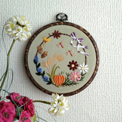 刺繡フレーム　タペストリー　秋の風物リース 2枚目の画像