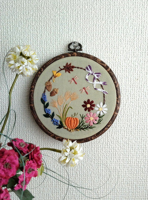 刺繡フレーム　タペストリー　秋の風物リース 2枚目の画像