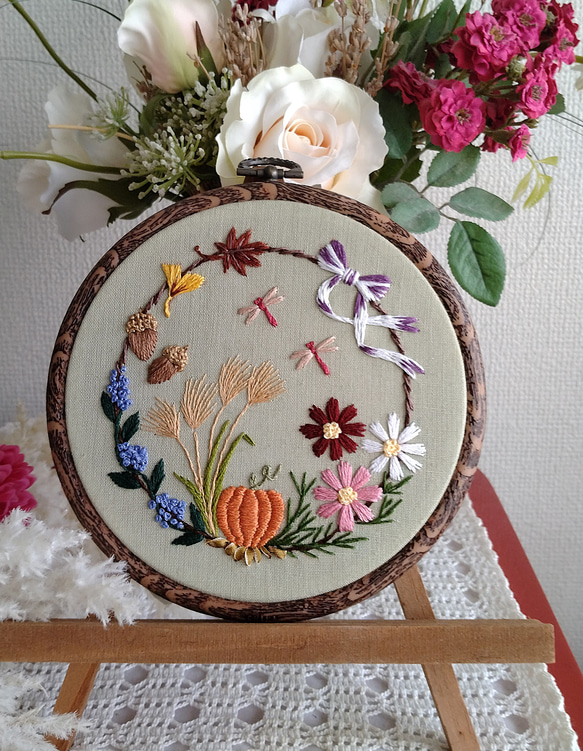 刺繡フレーム　タペストリー　秋の風物リース 1枚目の画像