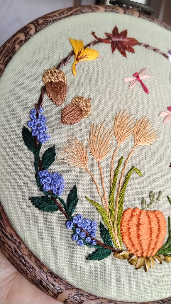刺繡フレーム　タペストリー　秋の風物リース 5枚目の画像