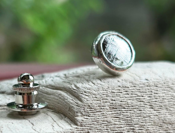 ムオニオナルスタ隕石（メテオライト）シルバータイタック・ピンズ◇Silver Tie Tac 1枚目の画像
