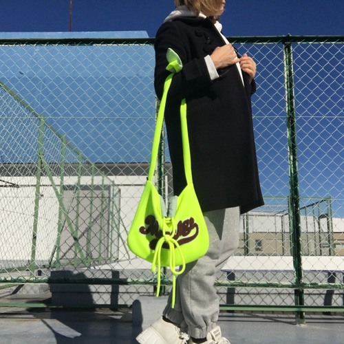 気分が上がる！ ネオンカラー（蛍光色)ショルダーバッグ