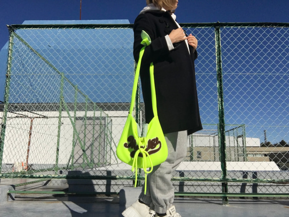 気分が上がる！　ネオンカラー（蛍光色)ショルダーバッグ 12枚目の画像