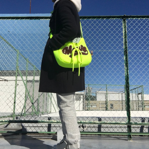 気分が上がる！ ネオンカラー（蛍光色)ショルダーバッグ