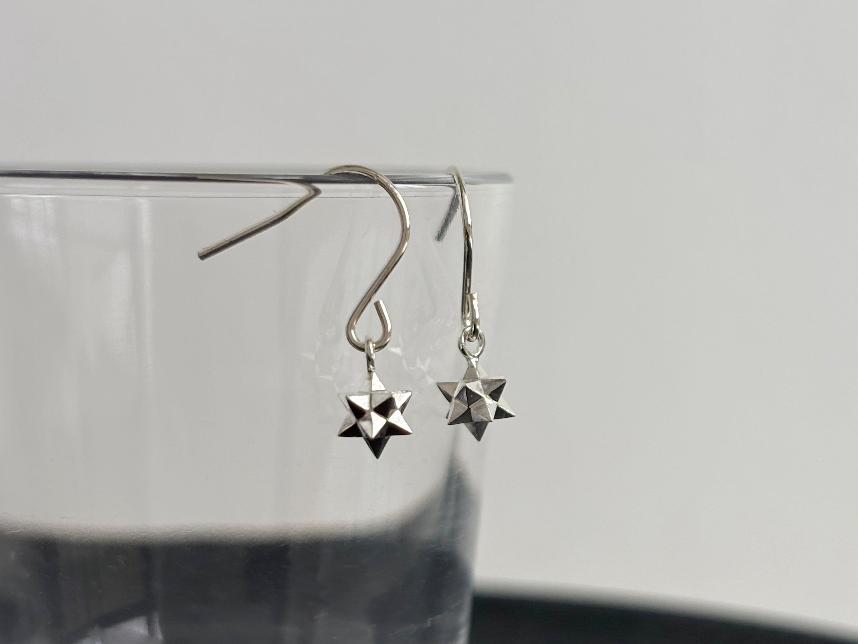 揺れるきらめく小さな星のフックピアス