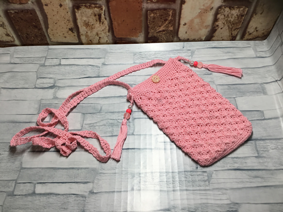 両サイドの飾りが　とても可愛い♡スマホポシェット　白猫のストラップ付き 2枚目の画像