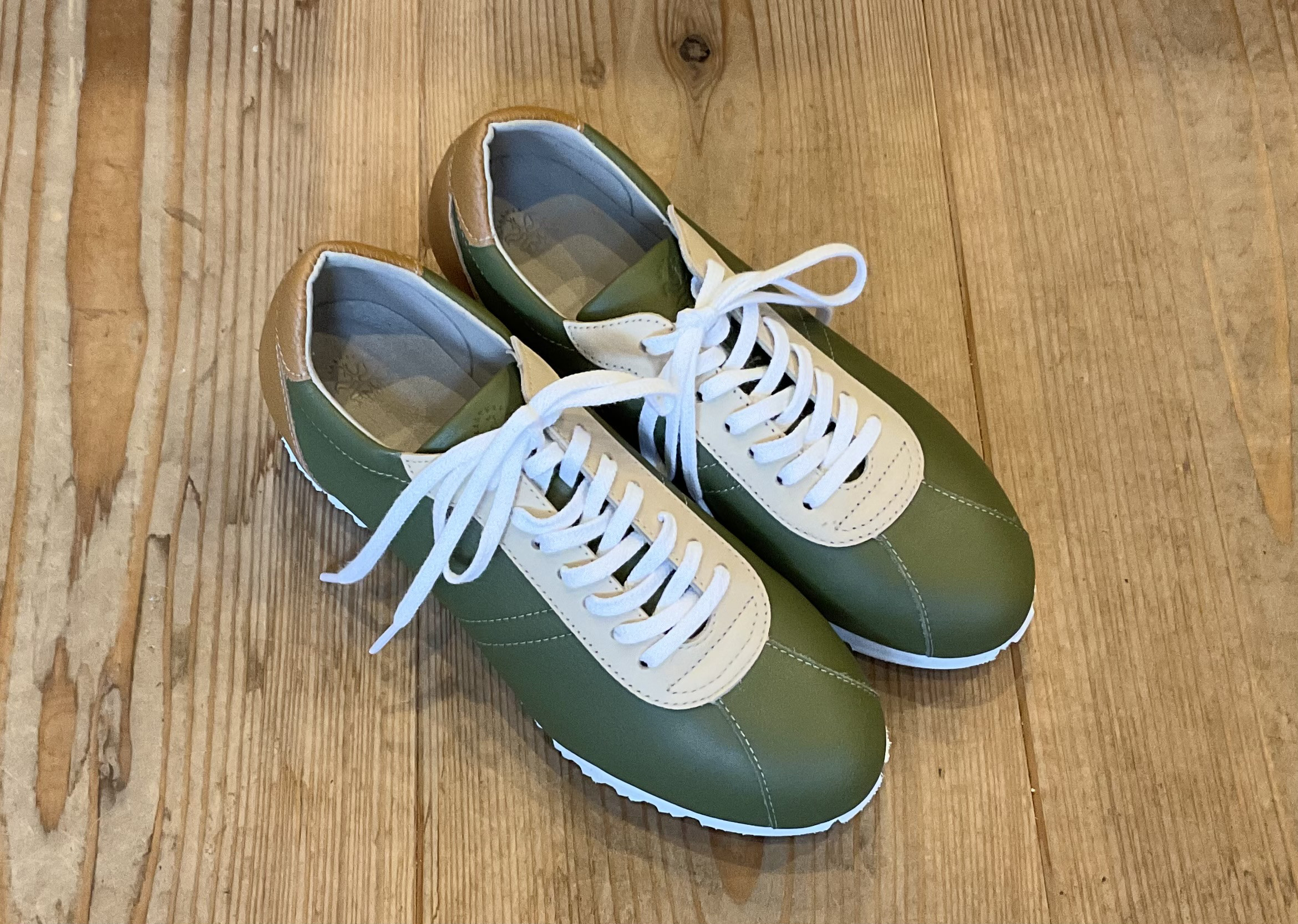 新作クラシックレトロ・コンビレザースニーカー（グリーン×キャメル）