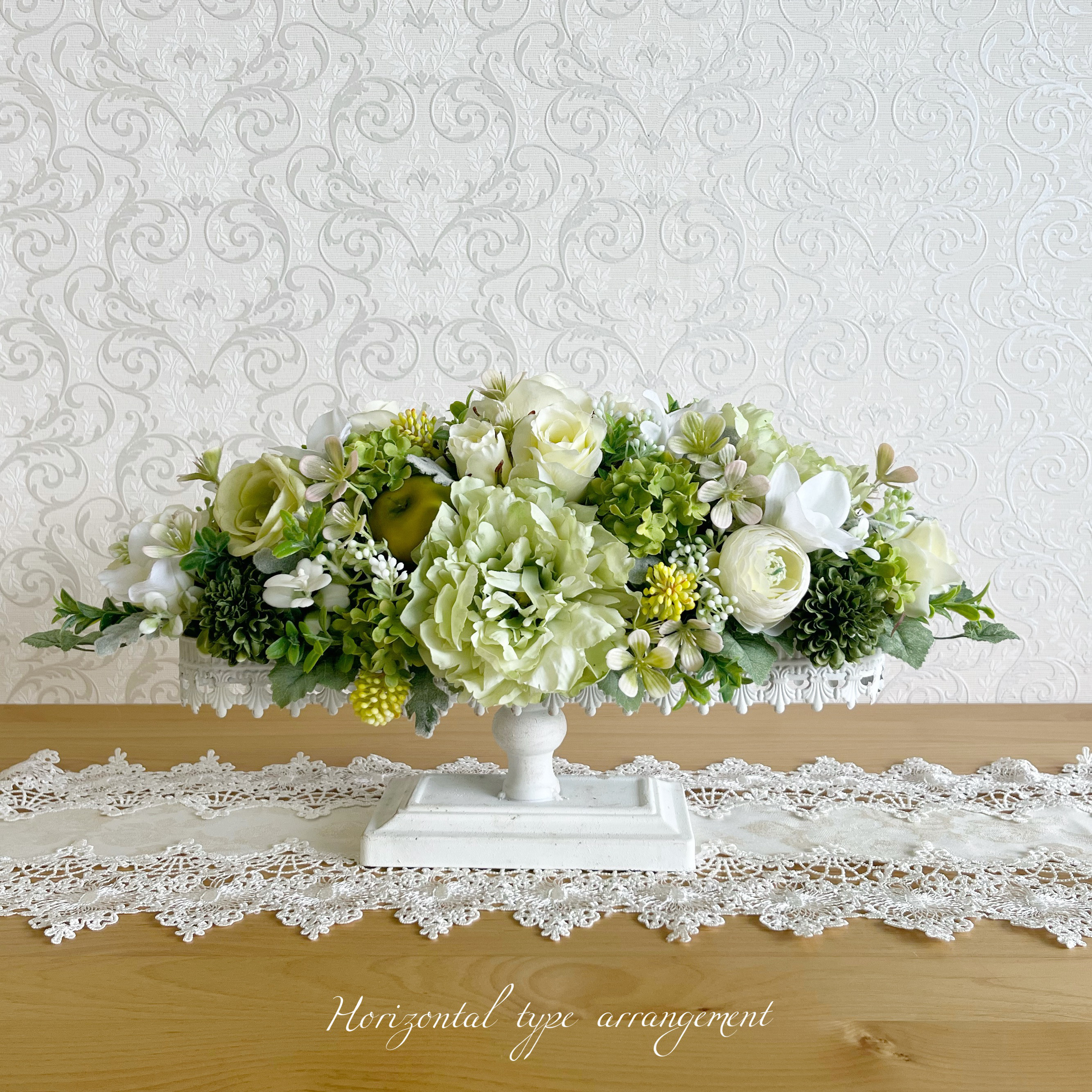 ホワイトグリーンカラーの爽やかなホリゾンタル型フラワーアレンジメント