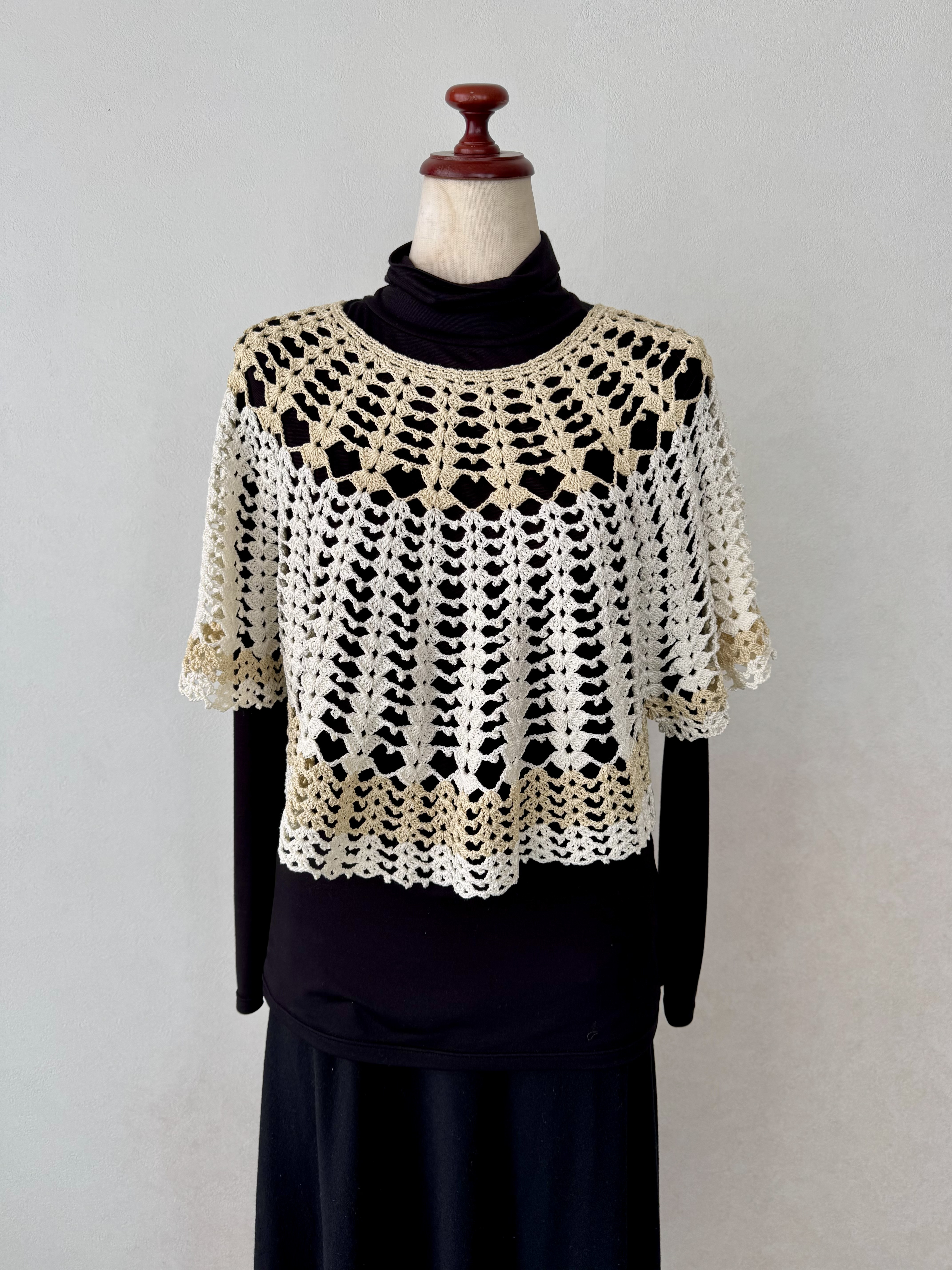 ホワイト＆ゴールド丸ヨークセーター