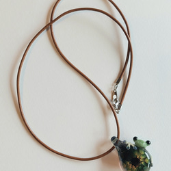 妖艶ガラスとカエルのペンダントトップ ガラス細工 ネックレス