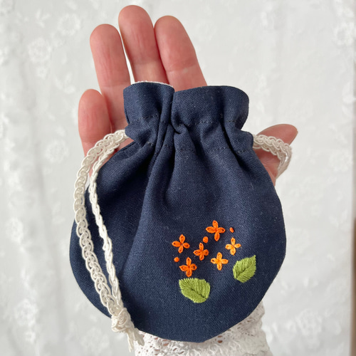 2509-6 手のひら巾着サシェ 香り袋 綿麻 花刺繍 いちご ミツバチ 綿